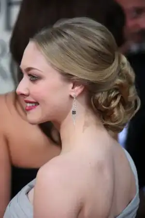 $Amanda+Seyfried+Updos+Loose+Bun+QHZQwfRH3ugl.webp