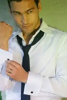 $Andy-Whitfield-12.webp