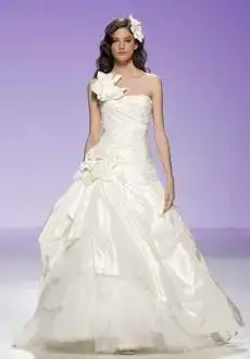 $Cymbeline-2011-Vestido-largo-en-seda-y-tul-corte-evase-escote-transversal-con-aplique-floral.webp
