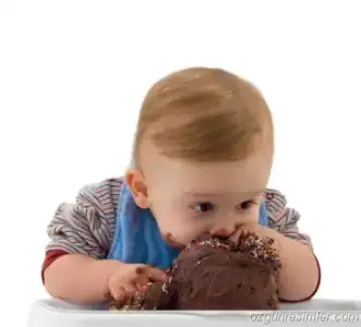 $baby-eating-cake.webp