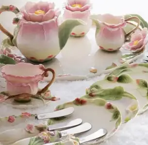 $pembe yesil renkli cicek desenli gural porselen kahvalti takimi modeli.webp