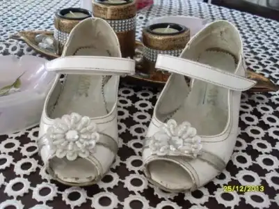 $beyaz ayakkabı 1.webp