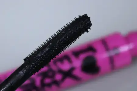 $essence+I+love+extreme+crazy+volume+mascara.webp
