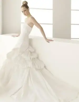 $163moscuvestidodenoviaa.webp