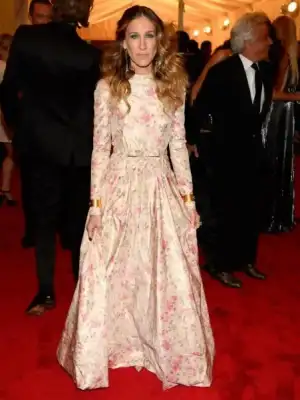 $Sarah Jessica Parker Valentino.webp