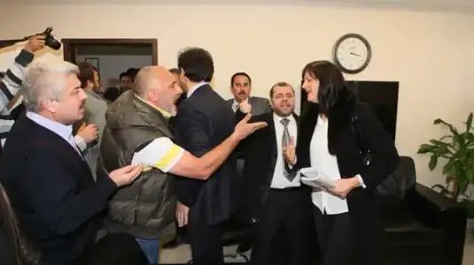 $karsilarinda-velileri-goren-mufettisler-okulu-terketti-4170812.webp $karsilarinda-velileri-goren-mufettisler-okulu-terketti-4170812.webp