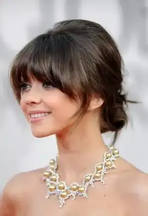 $Sarah-Hyland-Loose-Bun.webp