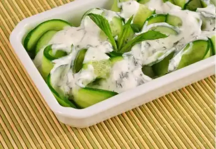 $yogurt-soslu-salata.webp