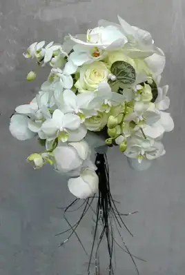 $bouquet-de-mariee-retombant-tout-fleur-tout-flamme-tout-fleur-2437757.webp