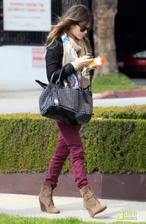 $rachel-bilson-west-hollywood-salon-stop-02.webp