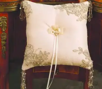 $Bella Donna Ring Pillow.webp