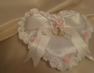 $wedding-ring-pillow-ideas-1.1-800X800.webp