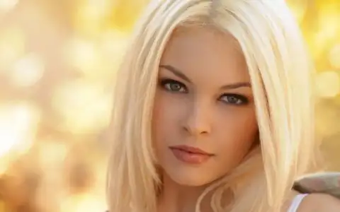 $blonde-girl-green-eyes-1920x1200.webp