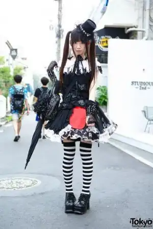 $1382249877_fashion_forward_people_spotted_on_the_streets_of_tokyo_6_004.webp