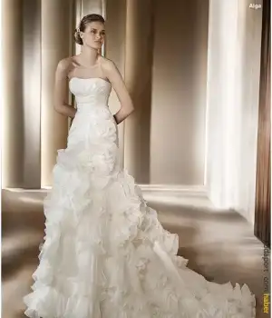 $pronovias-2011-straplez-gelinlik.webp