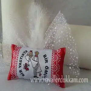 $bir-omur-yastik-nikah-sekeri-1000x1000.webp