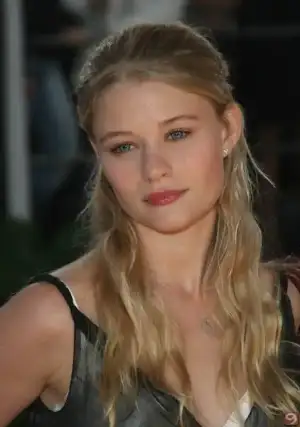 $Emilie-De-Raven.webp