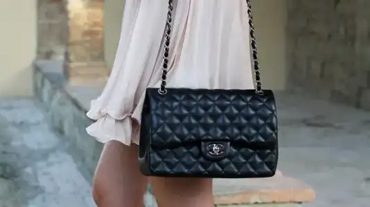 $chanel_91852667-9b0e-43a3-9a47-e00cc3f7d9ab_4.webp
