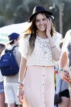 $Isabel+Lucas+Isabel+Lucas+Angus+Stone+Coachella+1nwakNKvjWMl.webp
