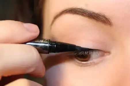 $eyeliner_926e7a1f-5cd8-485f-8bb5-19b718958dcd_1.webp
