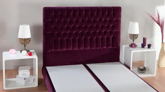 Mor-renk-kadife-baklava-dilimli-şık-tasarım-yatak-başlığı-modeli.webp
