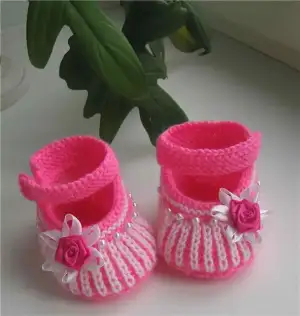 Pembe-örgü-bebek-patiği-4.webp