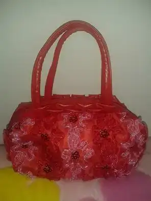 KIRMIZI ÇANTA HEDİYE 20 TL ALIŞVERİŞE.webp