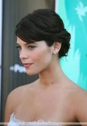 $Teen-Choice-Awards-09-jackson-rathbone-and-ashley-greene-7598728-1734-2500.webp
