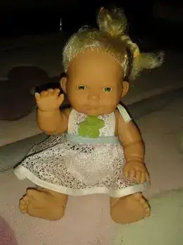 beyaz elbiseli bebek 1.webp