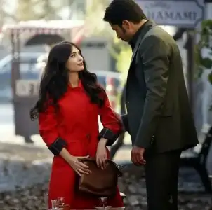 Karadayı Feride Ayten'in kırmızı paltosu.webp