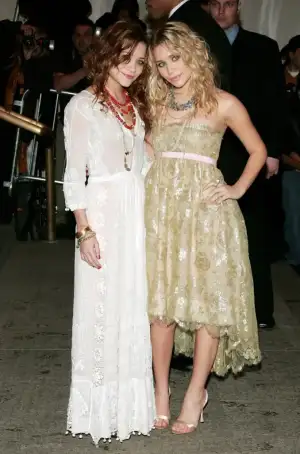 Mary-Kate-and-Ashley-Olsen-wearing-Badgley-Mischka-at-the-Met-Gala-2005-678x1024.webp