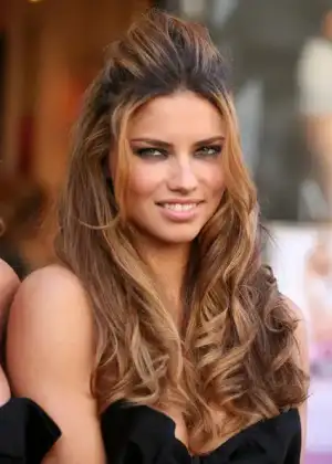 $Adriana+Lima+Victoria+Secret+Beauty+Launches+kW-rC_W3hY-l.webp