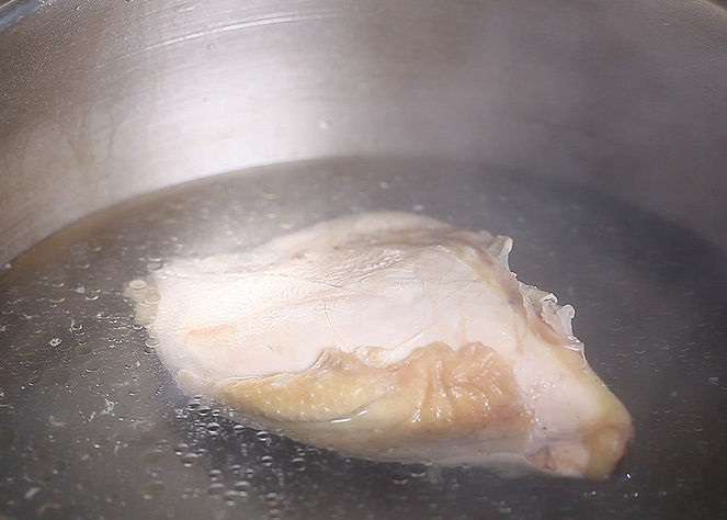 Вареная куриная грудка в кастрюле фото. Как варить куриную грудку для салата. Сколько варится грудка куриная в кипящей воде. Фото сгоревшей отварной курицы в кастрюле.