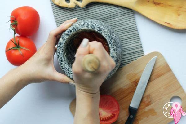 Göz altı morlukları ve sivilcelere domates maskesi | 6