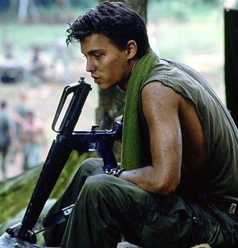 johnny-depp-in-una-scena-di-platoon-33740.jpg
