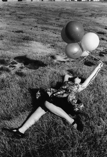 girl_with_a_balloon_by_leitullio.jpg